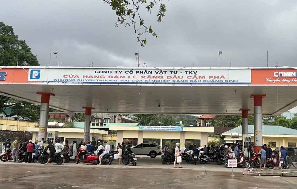 Trạm xăng, dầu thuộc TKV sẵn sàng cung ứng kịp thời phục vụ người dân trong những ngày bão lụt