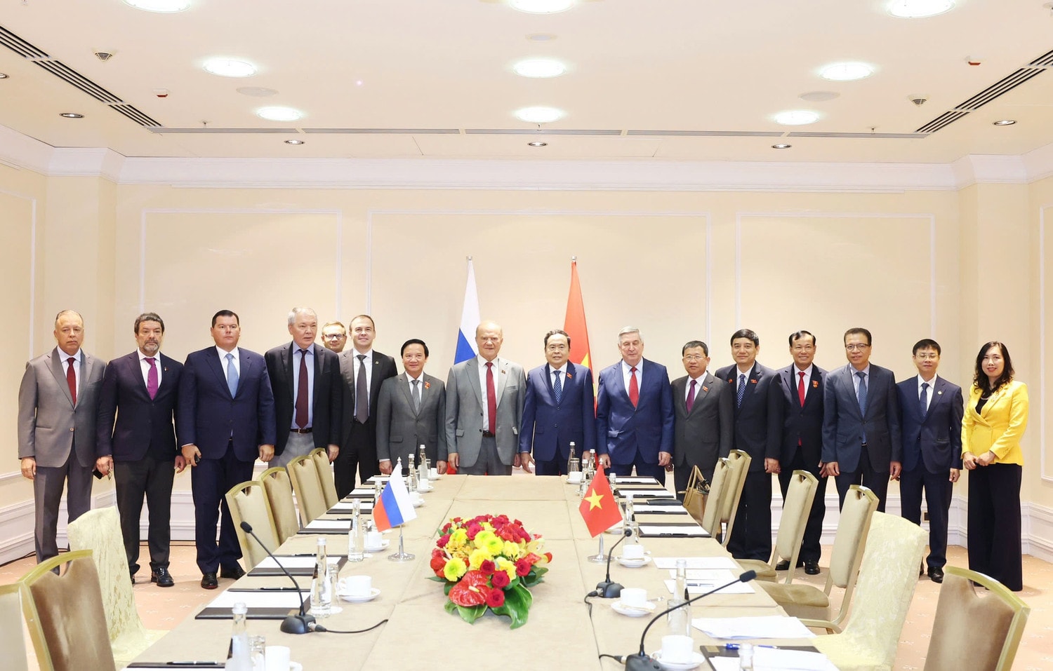 Chủ tịch Quốc hội Trần Thanh Mẫn và Chủ tịch Đảng Cộng sản Liên bang Nga Gennady Zyuganov với đại biểu hai nước chụp ảnh lưu niệm