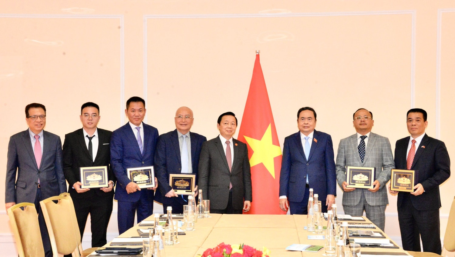 Chủ tịch Quốc hội Trần Thanh Mẫn và Phó Thủ tướng Chính phủ Trần Hồng Hà tặng quà lưu niệm đại diện các doanh nghiệp Việt Nam tại Liên bang Nga