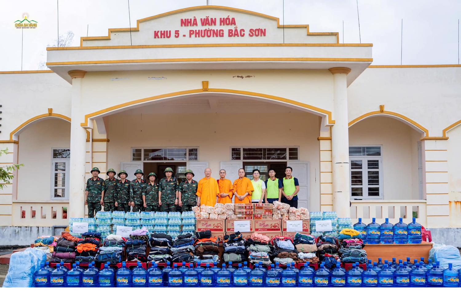 Tại phường Bắc Sơn, Thầy Thích Trúc Thái Minh cùng chư Tăng, Phật tử chùa Ba Vàng đã trao các nhu yếu phẩm đến người dân địa phương