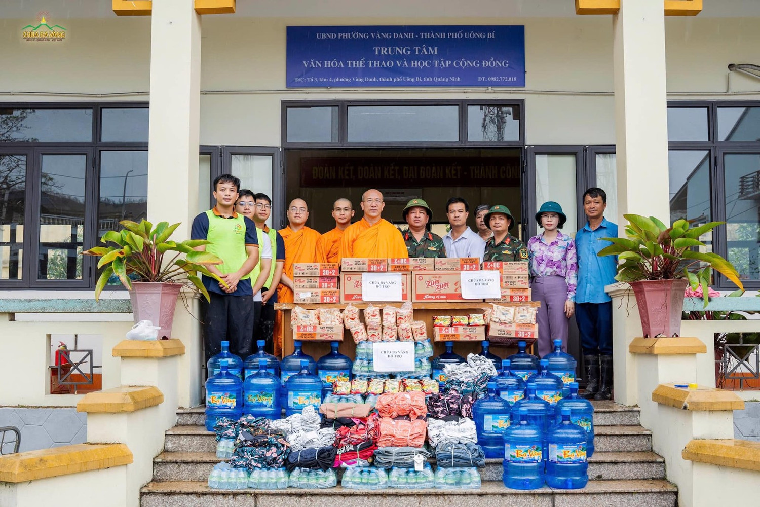 Chùa Ba Vàng chung tay hỗ trợ người dân phường Vàng Danh các nhu yếu phẩm