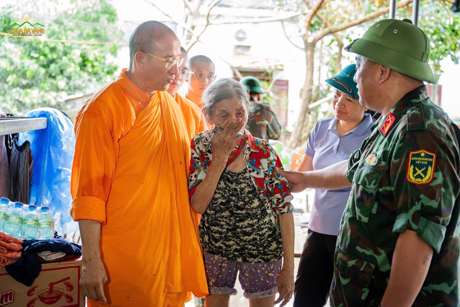 Thầy Thích Trúc Thái Minh cùng các cán bộ Ban Chỉ huy Quân sự thành phố và lãnh đạo địa phương thăm hỏi người dân bị ảnh hưởng bởi cơn bão Yagi