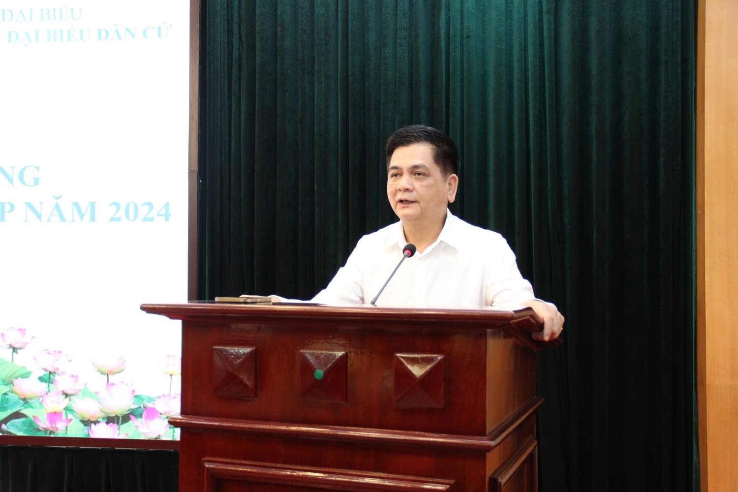 Phó Chủ tịch Hội đồng Dân tộc Nguyễn Lâm Thành truyền đạt chuyên đề tại hội nghị