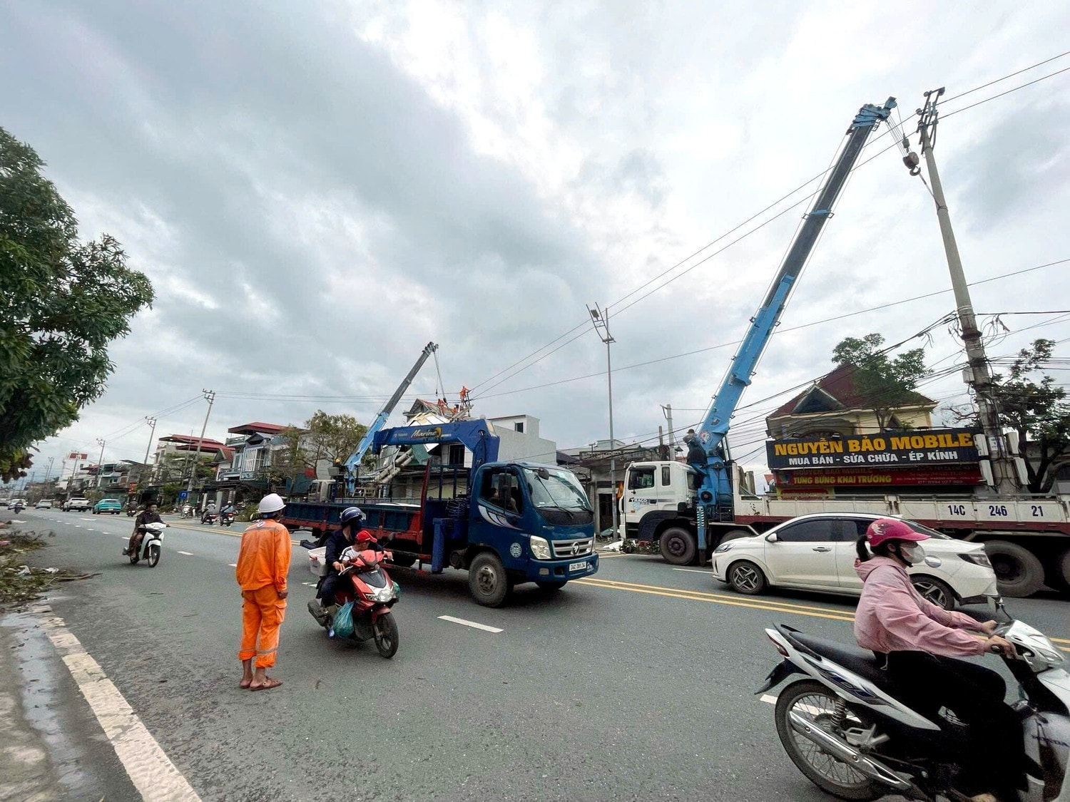 Đội xung kích Công ty Điện lực Thanh Hóa phối hợp cùng công nhân Điện lực thành phố Uông Bí (Công ty Điện lực Quảng Ninh) xử lý sự cố cột điện bị hư hỏng do bão số 3 làm đổ cây vào..jpg