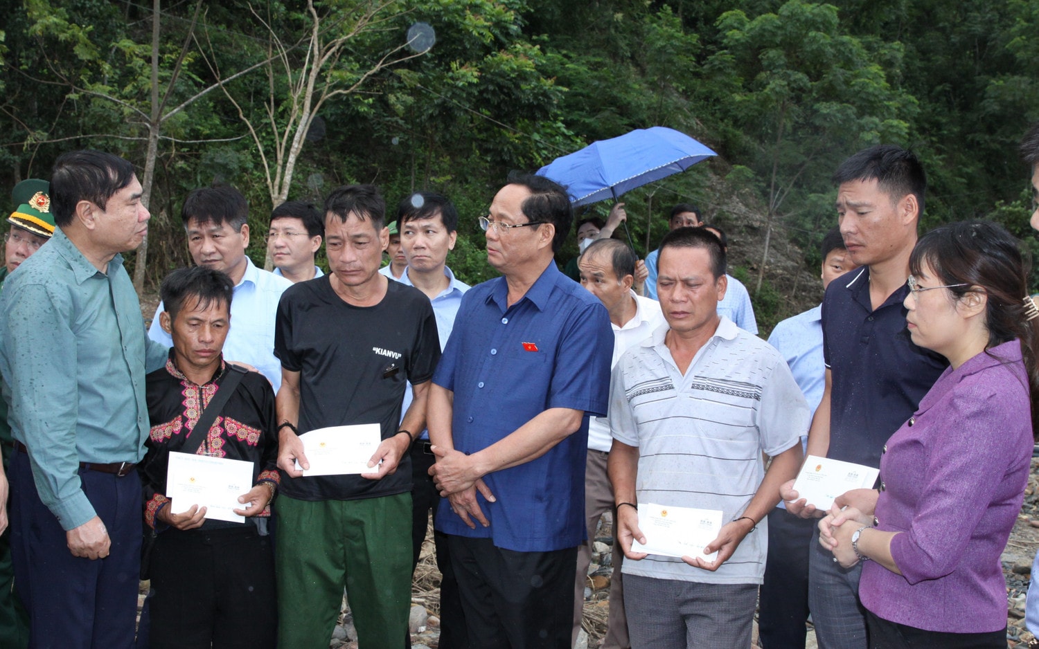 Phó Chủ tịch Quốc hội Trần Quang Phương tặng quà cho các gia đình có người thân bị mất và mất tích do bão lũ tại xã Mường Pồn, huyện Điện Biên.JPG