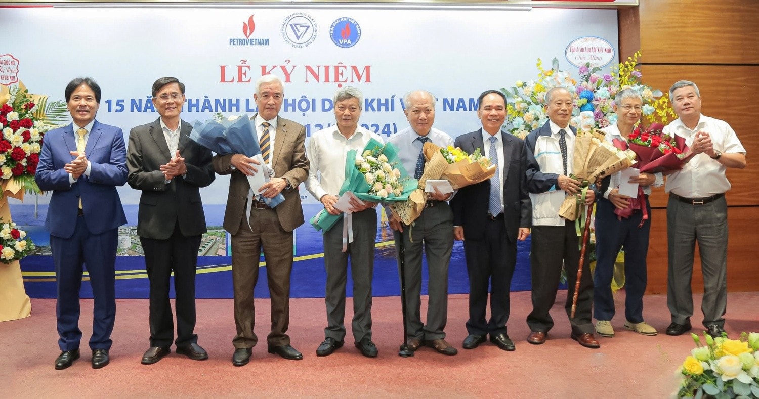 tang-hoa-cho-cac-nguyen-lanh-dao20240911194805.jpg