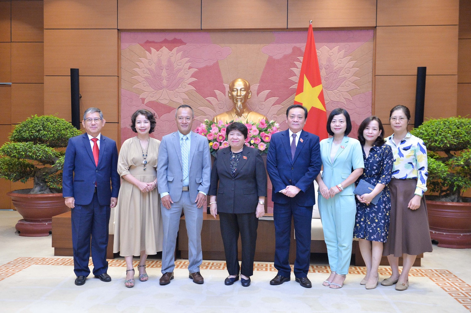Các đại biểu chụp ảnh lưu niệm