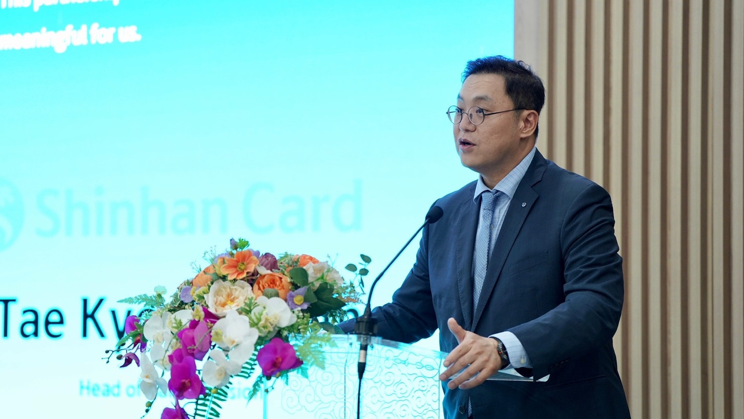 Ông Kim Tae Kyung, Giám đốc Kinh doanh của Shinhan Card phát biểu tại buổi lễ. Ảnh VNA.jpg
