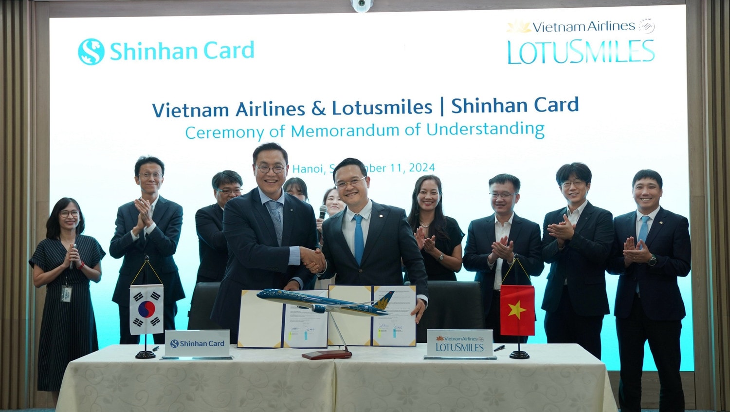 Vietnam Airlines và Shinhan Card ký thỏa thuận phát triển thẻ đồng thương hiệu. Ảnh VNA.jpg