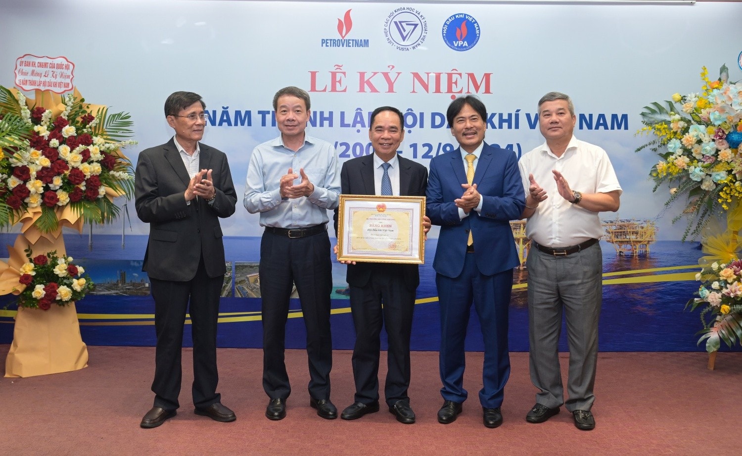 bo-cong-thuong-trao-bang-khen20240911194842.jpg