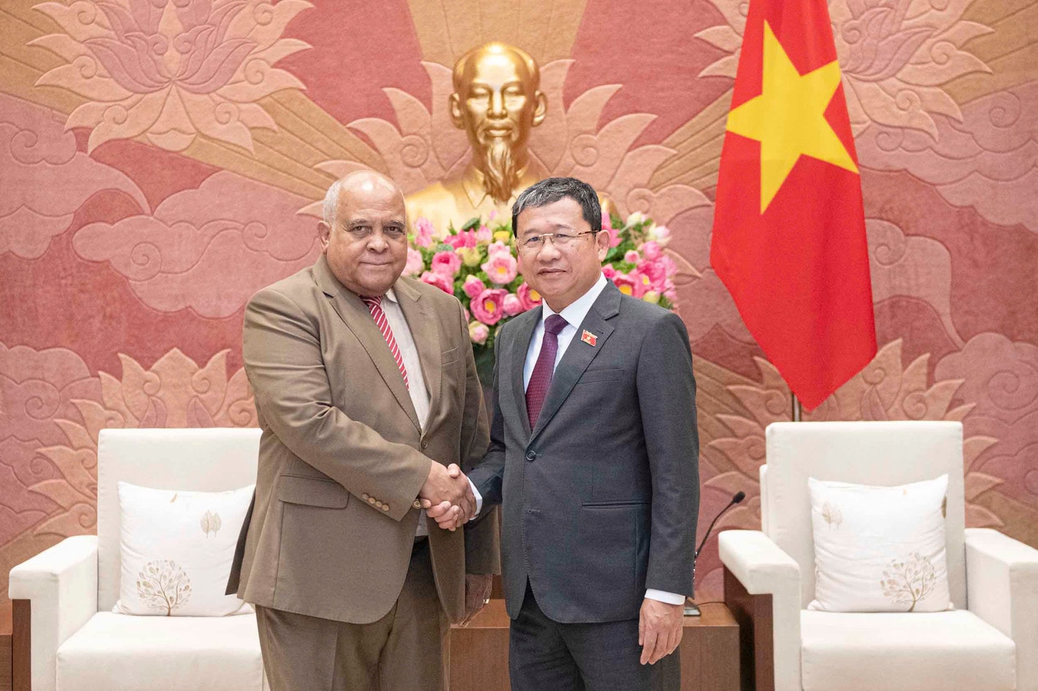 Chủ nhiệm Ủy ban Đối ngoại Vũ Hải Hà và Đại sứ Cuba tại Việt Nam Orlando Nicolás Hernández Guillén tại cuộc tiếp