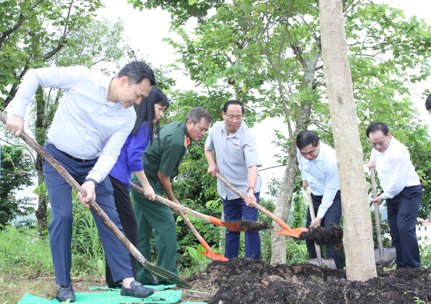 Phó Chủ tịch Quốc hội, Thượng tướng Trần Quang Phương trồng cây lưu niệm tại Đền thờ Liệt sĩ tại Chiến trường Điện Biên Phủ, tỉnh Điện Biên