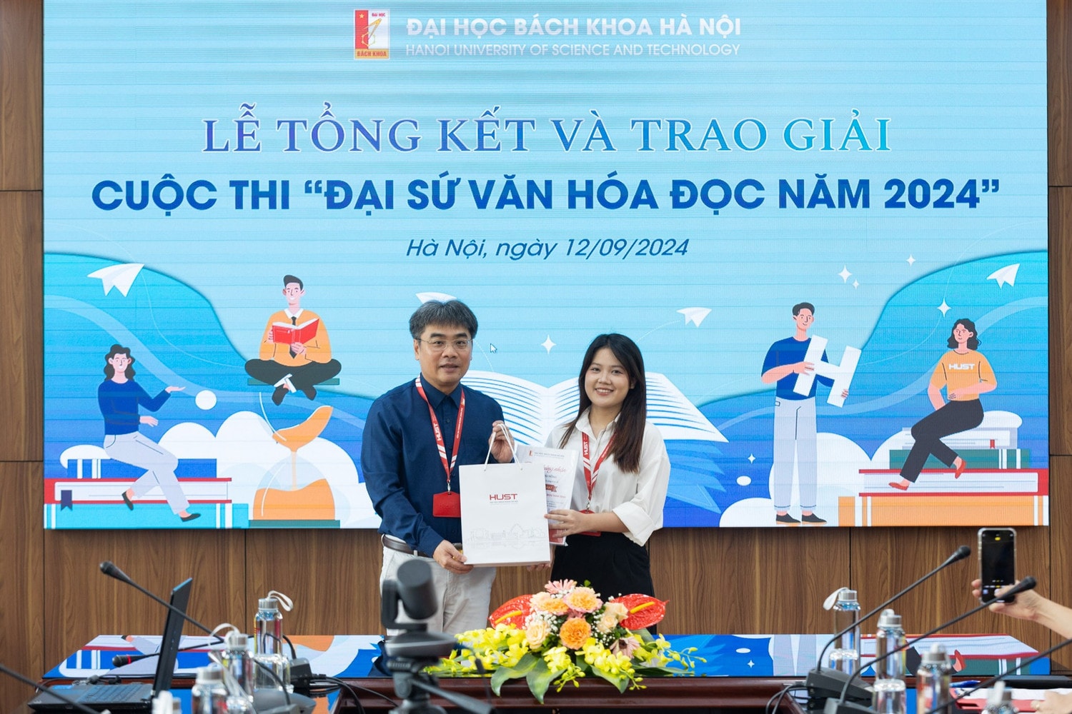Chủ nhân giải thưởng cao nhất cuộc thi Đại sứ Văn hóa đọc 2024 thuộc về Lê Thị Thu Hồng, sinh viên Lớp Kế toán 02 - K68 Trường Kinh tế - Đại học Bách khoa Hà Nội