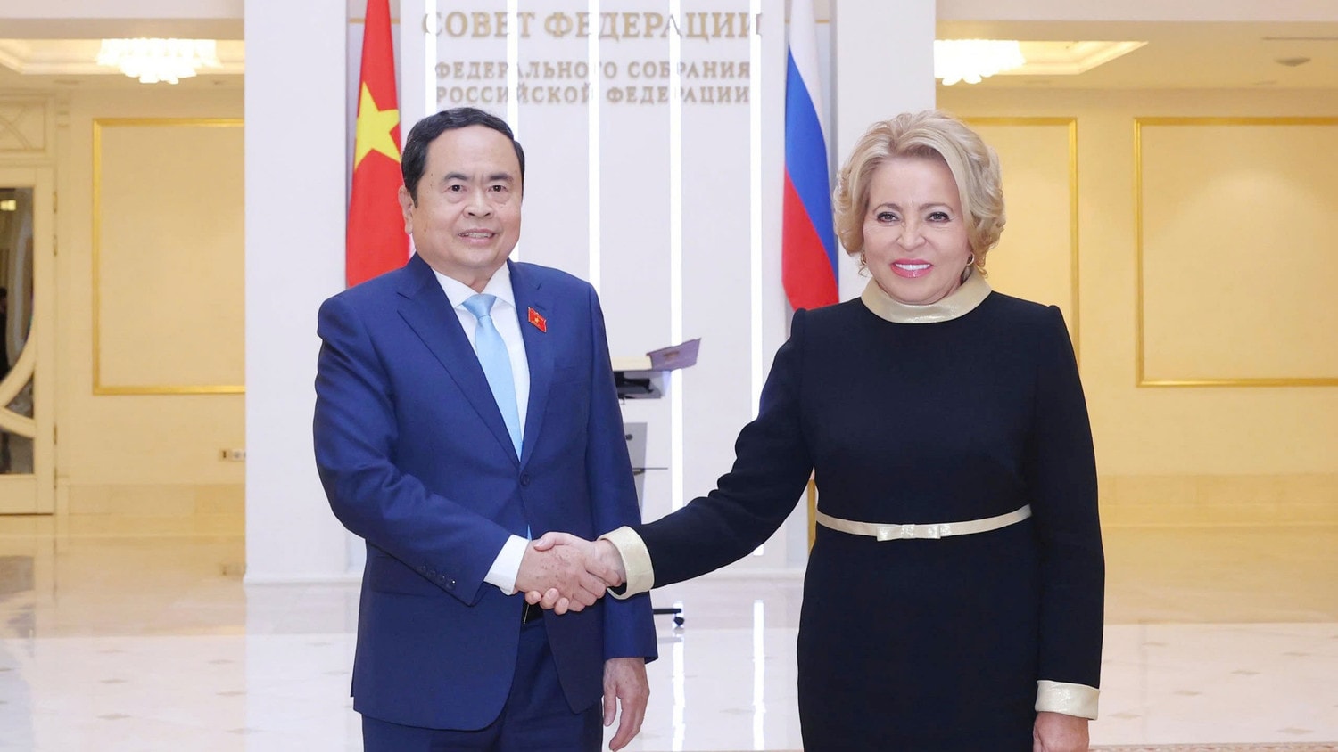 Chủ tịch Hội đồng Liên bang, Quốc hội Liên bang, Liên bang Nga Valentina Ivanovna Matvienko đón Chủ tịch Quốc hội Trần Thanh Mẫn. Ảnh: Thống Nhất - TTXVN