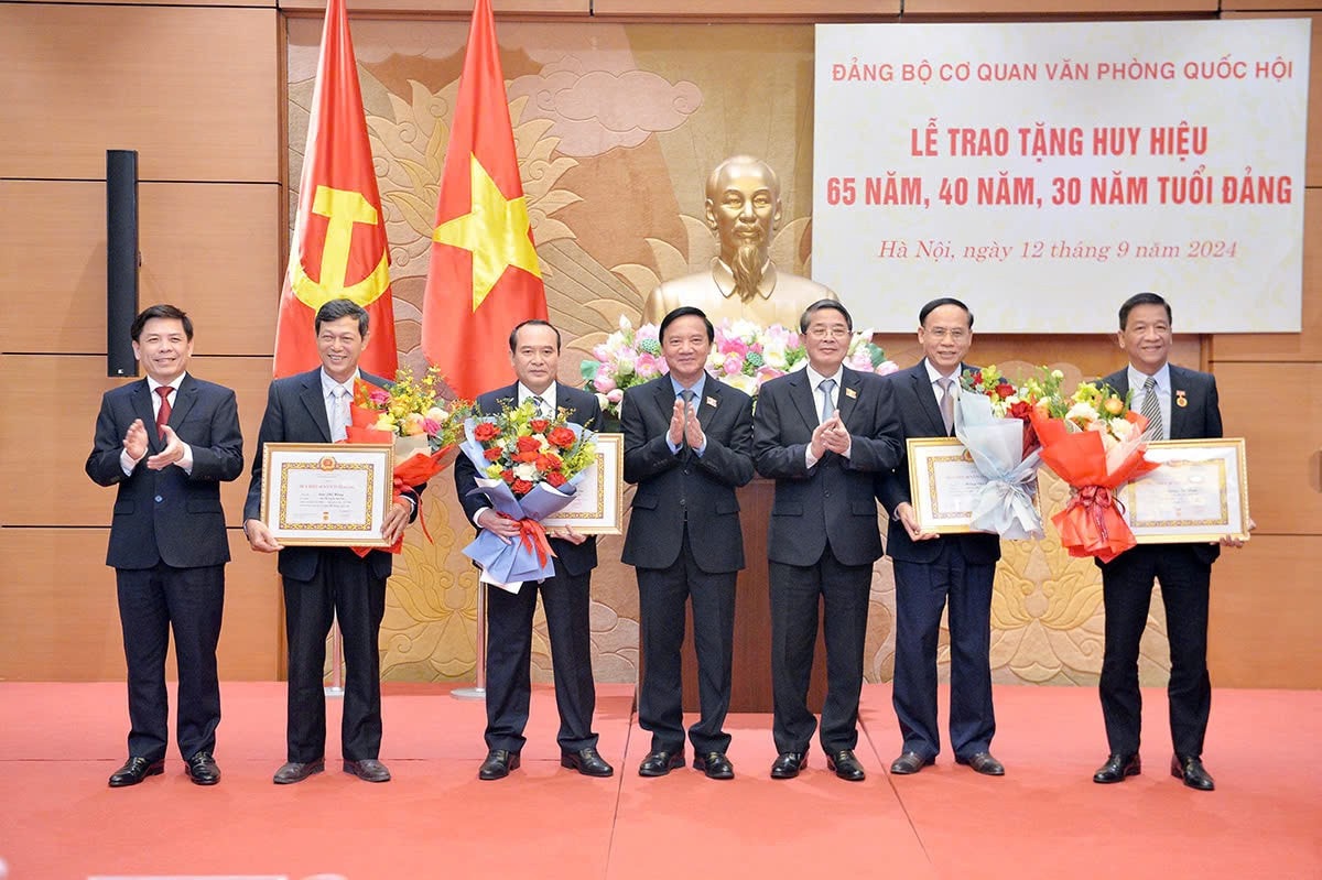 trao huy hieu 2 (5).jpg