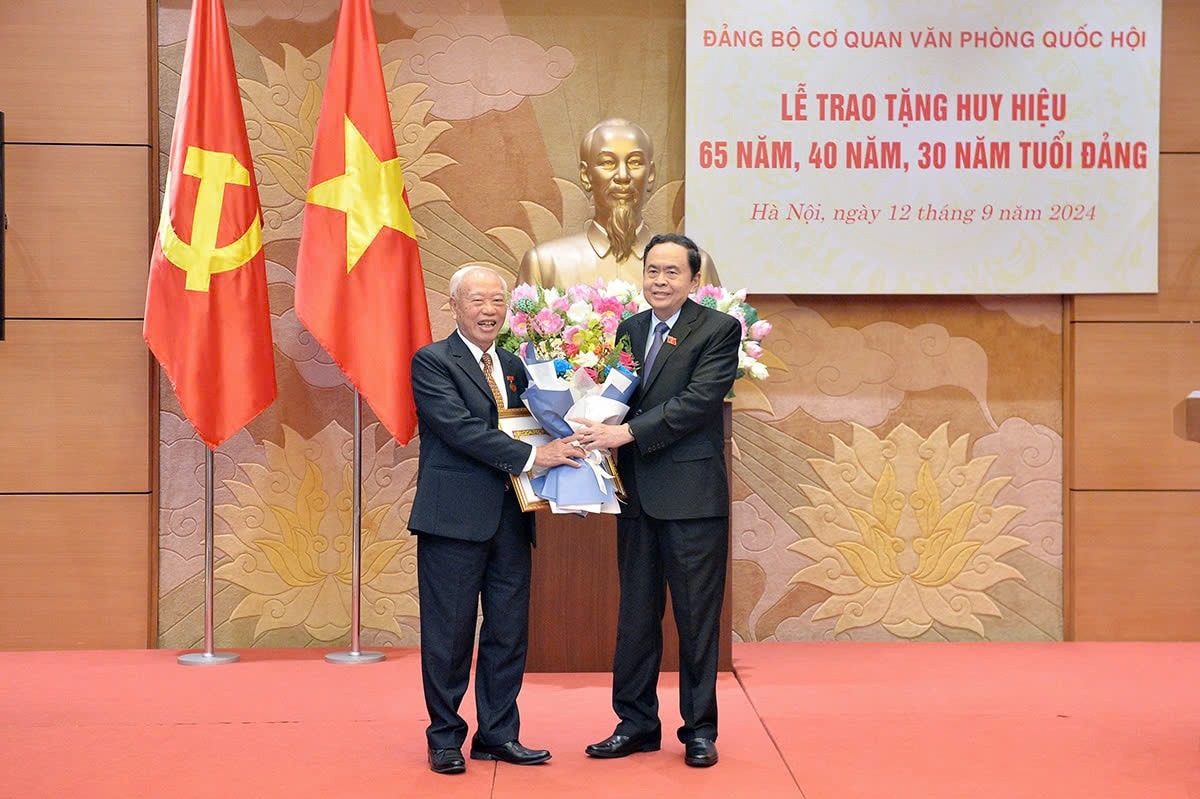 trao huy hieu (4).jpg