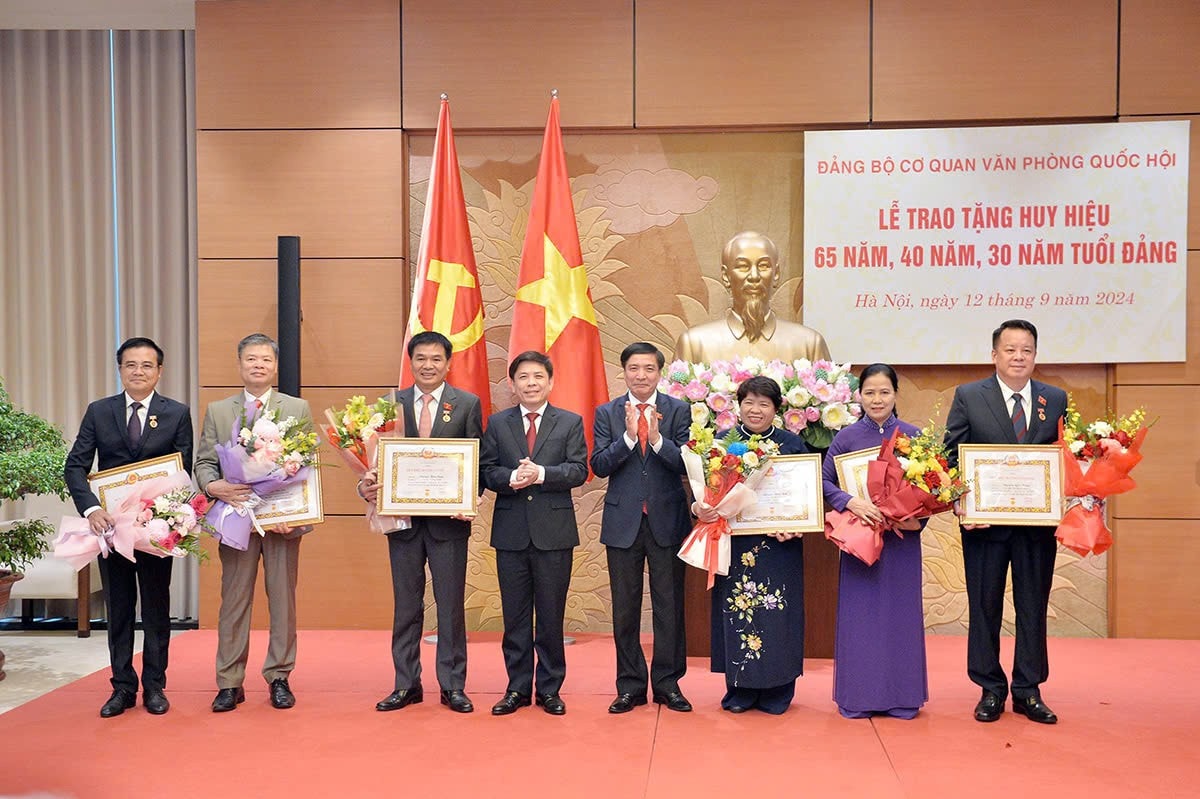 trao huy hieu 2 (4).jpg
