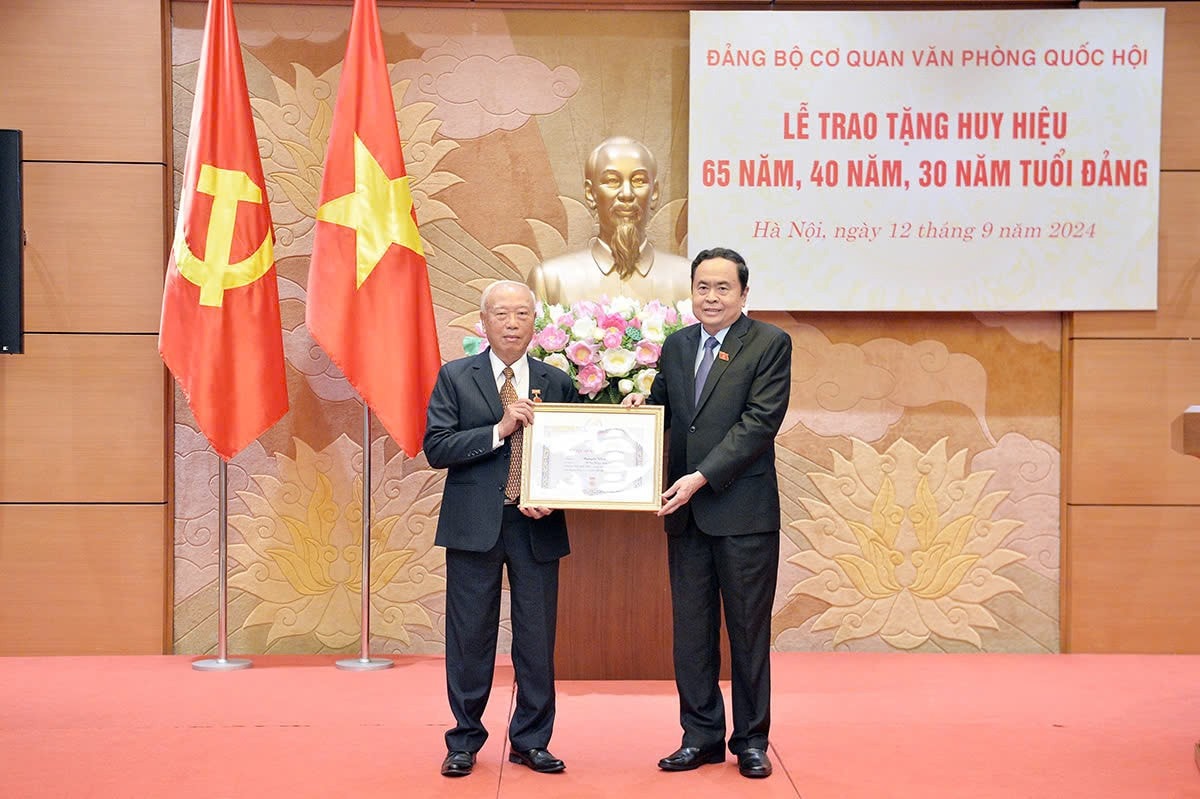 trao huy hieu (3).jpg