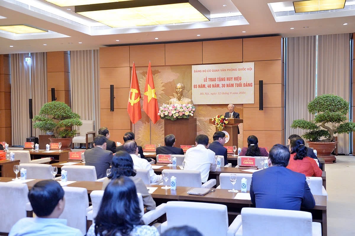 Quang cảnh lễ trao tặng. Ảnh: Hồ Long