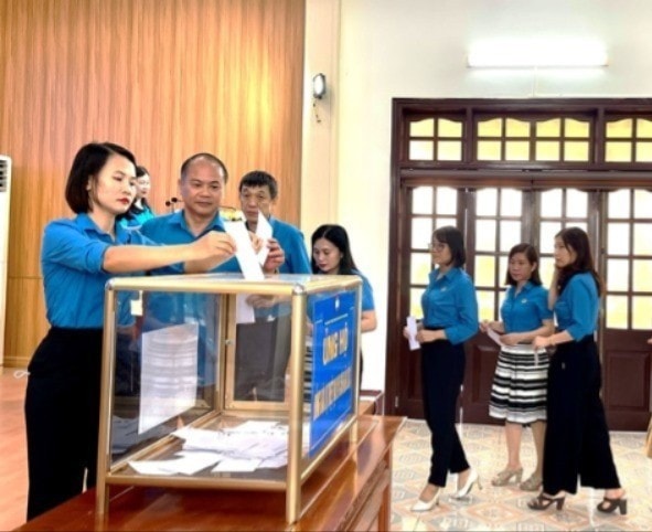 Cán bộ, công chức Ủy ban MTTQ Việt Nam tỉnh và các tổ chức thành viên ủng hộ đồng bào bị thiệt hại do bão số 3