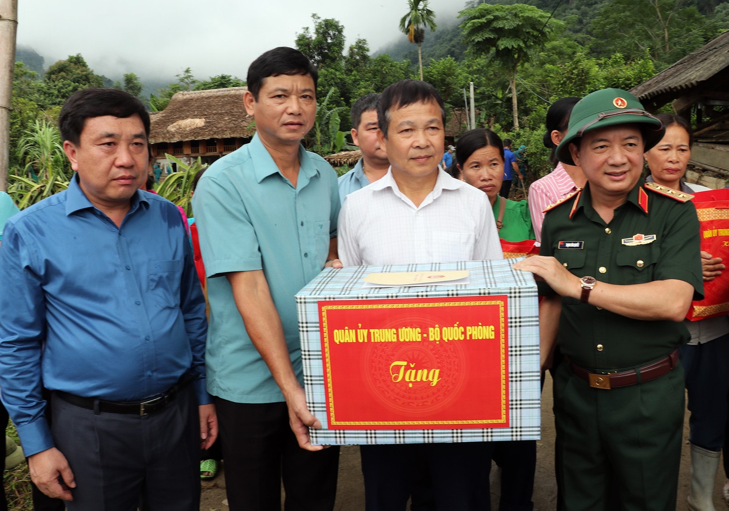 Thượng tướng Trịnh Văn Quyết tặng quà cho xã Đồng Yên, huyện Bắc Quang