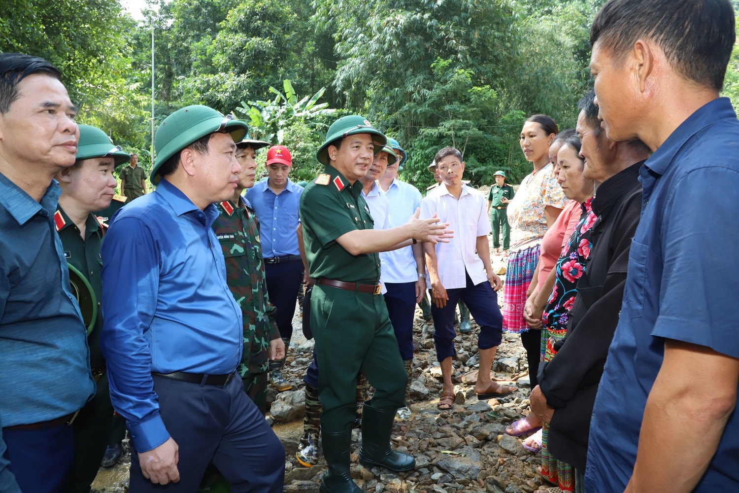 Thượng tướng Trịnh Văn Quyết và lãnh đạo tỉnh thăm hỏi, động viên người dân thôn Đồng Tâm, xã Yên Thành, huyện Quang Bình