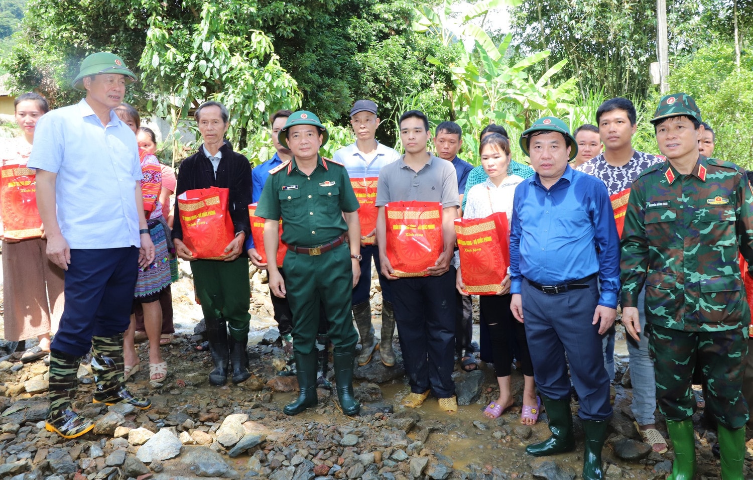 Đoàn công tác tặng quà cho người dân thôn Đồng Tâm, xã Yên Thành, huyện Quang Bình