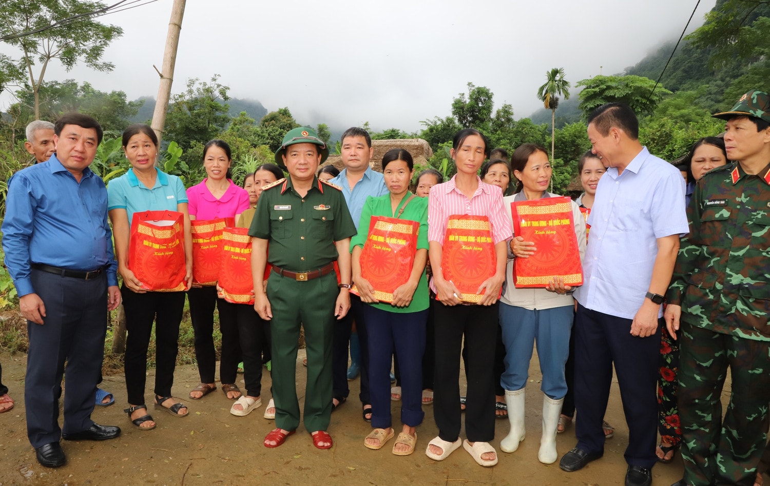 Thượng tướng Trịnh Văn Quyết tặng quà cho người dân thôn Đồng Tâm, xã Yên Thành, huyện Bắc Quang bị thiệt hại nặng do mưa, lũ