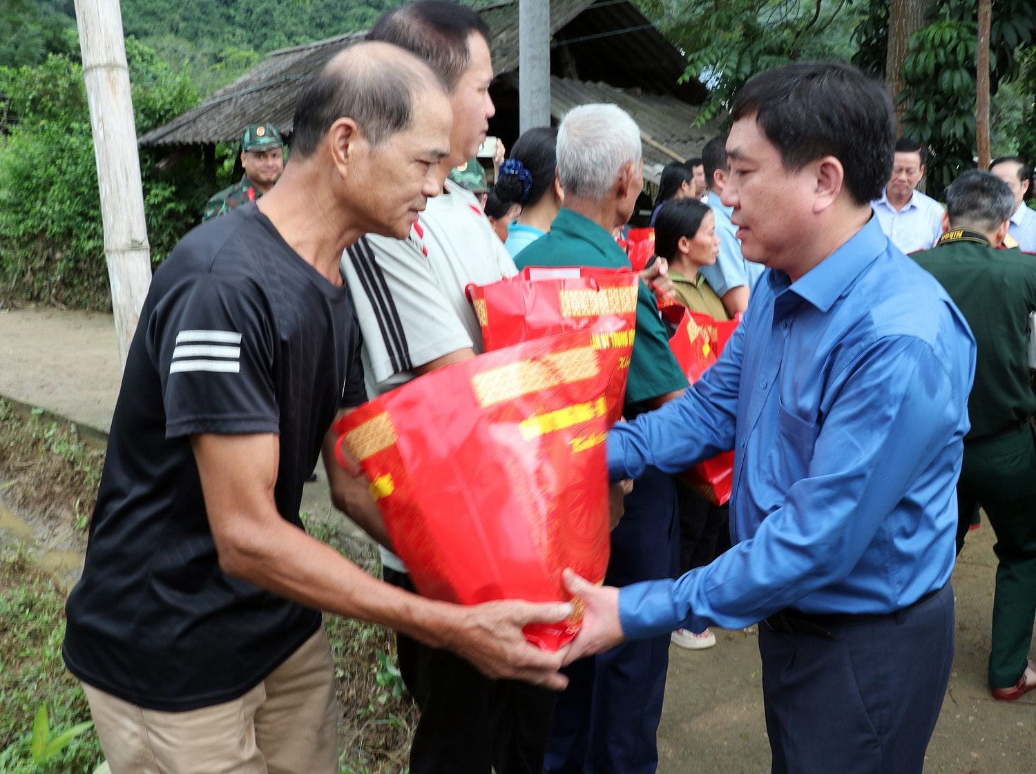 Quyền Bí thư Tỉnh uỷ Nguyễn Mạnh Dũng tặng quà cho người dân thôn Kè Nhạn, xã Đồng Yên, huyện Bắc Quang
