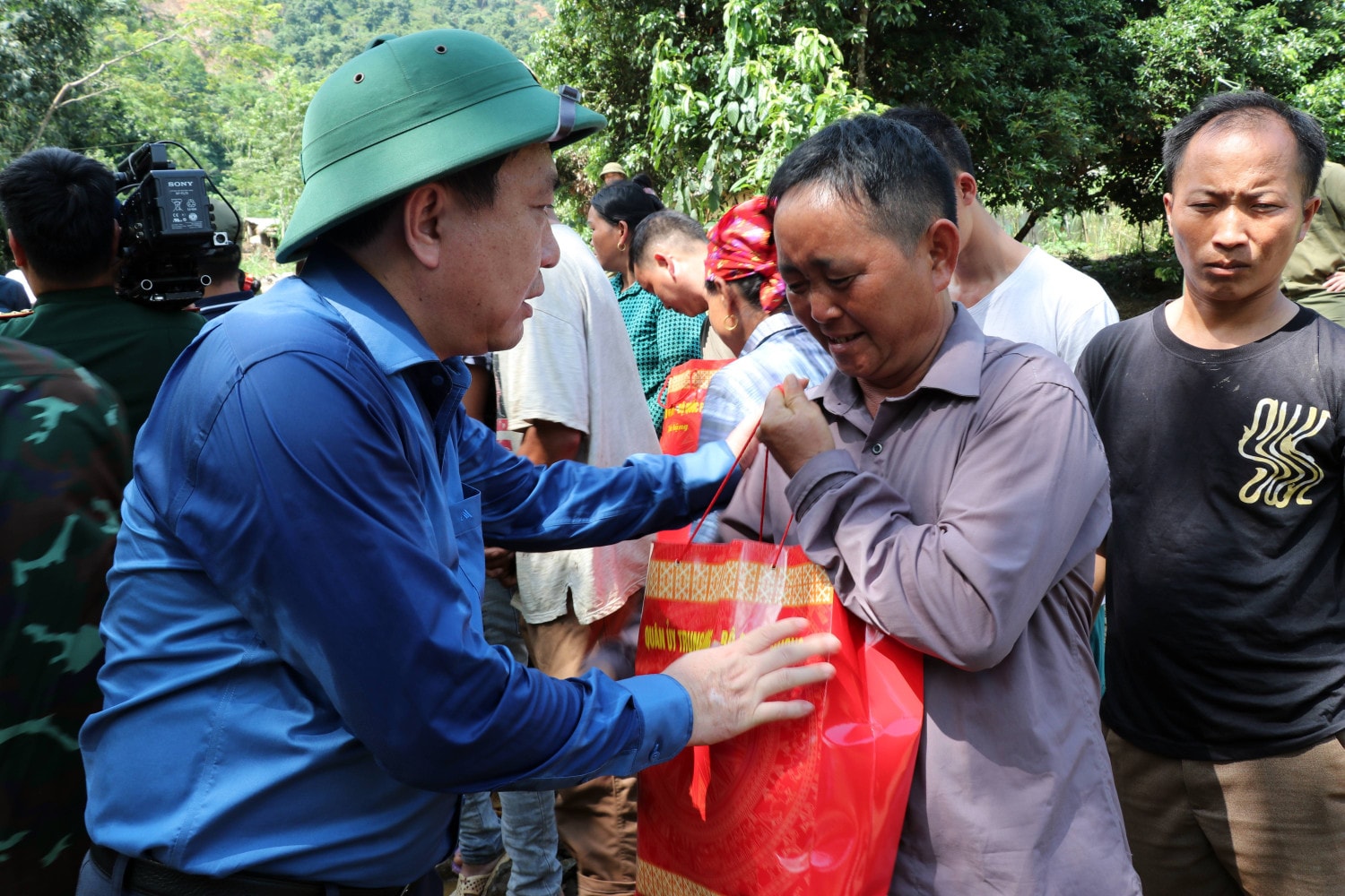 Quyền Bí thư Tỉnh uỷ Nguyễn Mạnh Dũng tặng quà cho người dân thôn Đồng Tâm, xã Yên Thành, huyện Quang Bình