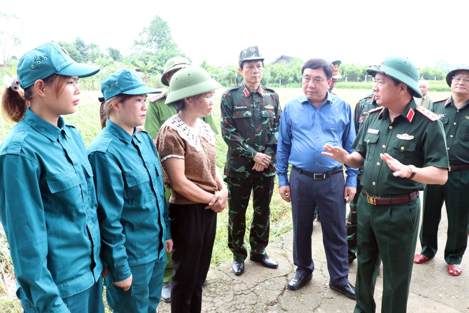 Thượng tướng Trịnh Văn Quyết thăm hỏi tình hình bão lụt tại thôn Kè Nhạn, xã Đồng Yên, huyện Bắc Quang