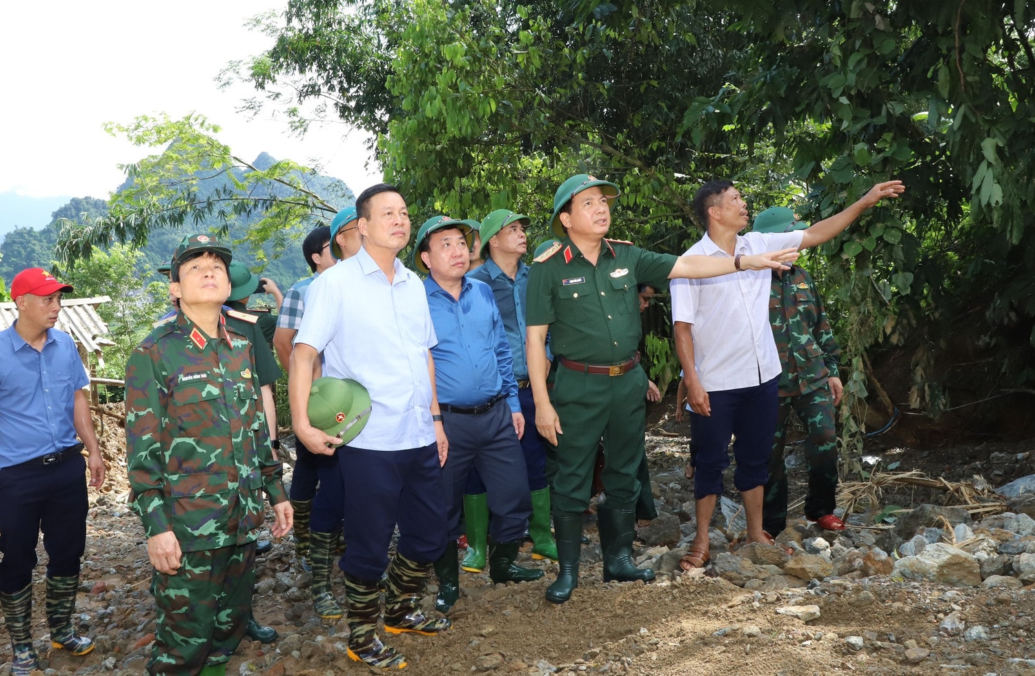 Đoàn công tác kiểm tra sạt lở tại thôn Đồng Tâm, xã Yên Thành, huyện Quang Bình