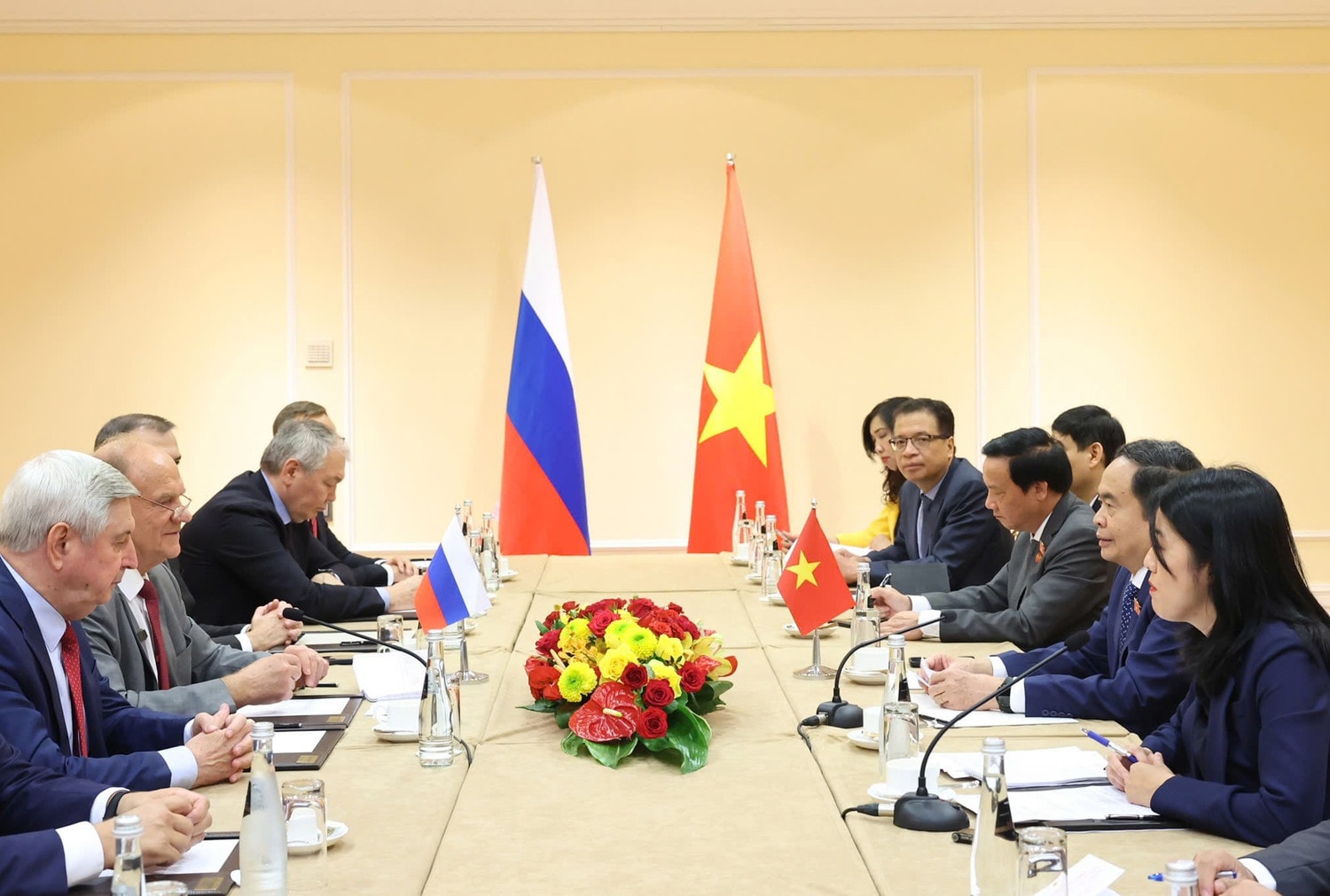 Chủ tịch Quốc hội Trần Thanh Mẫn tiếp Chủ tịch Đảng Cộng sản Nga Gennady Zyuganov. Ảnh: Thống Nhất – TTXVN