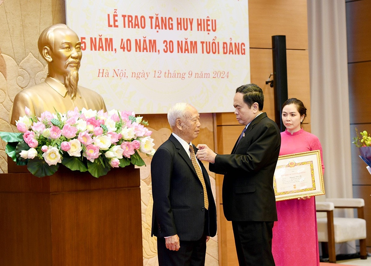 Chủ tịch Quốc hội Trần Thanh Mẫn trao Huy hiệu 65 năm tuổi Đảng cho nguyên Chủ tịch Quốc hội Nguyễn Văn An. Ảnh: Lâm Hiển