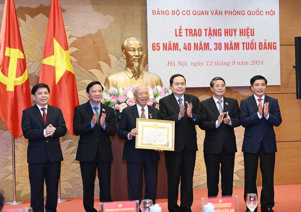 Chủ tịch Quốc hội Trần Thanh Mẫn và các đại biểu chúc mừng nguyên Chủ tịch Quốc hội Nguyễn Văn An nhận Huy hiệu 65 năm tuổi Đảng