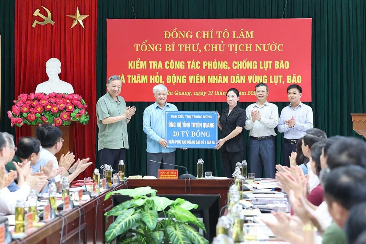 Tổng Bí thư, Chủ tịch nước Tô Lâm chứng kiến Chủ tịch Ủy ban Trung ương MTTQ Việt Nam Đỗ Văn Chiến trao 20 tỉ đồng ủng hộ tỉnh Tuyên Quang. Ảnh: Trí Dũng/TTXVN