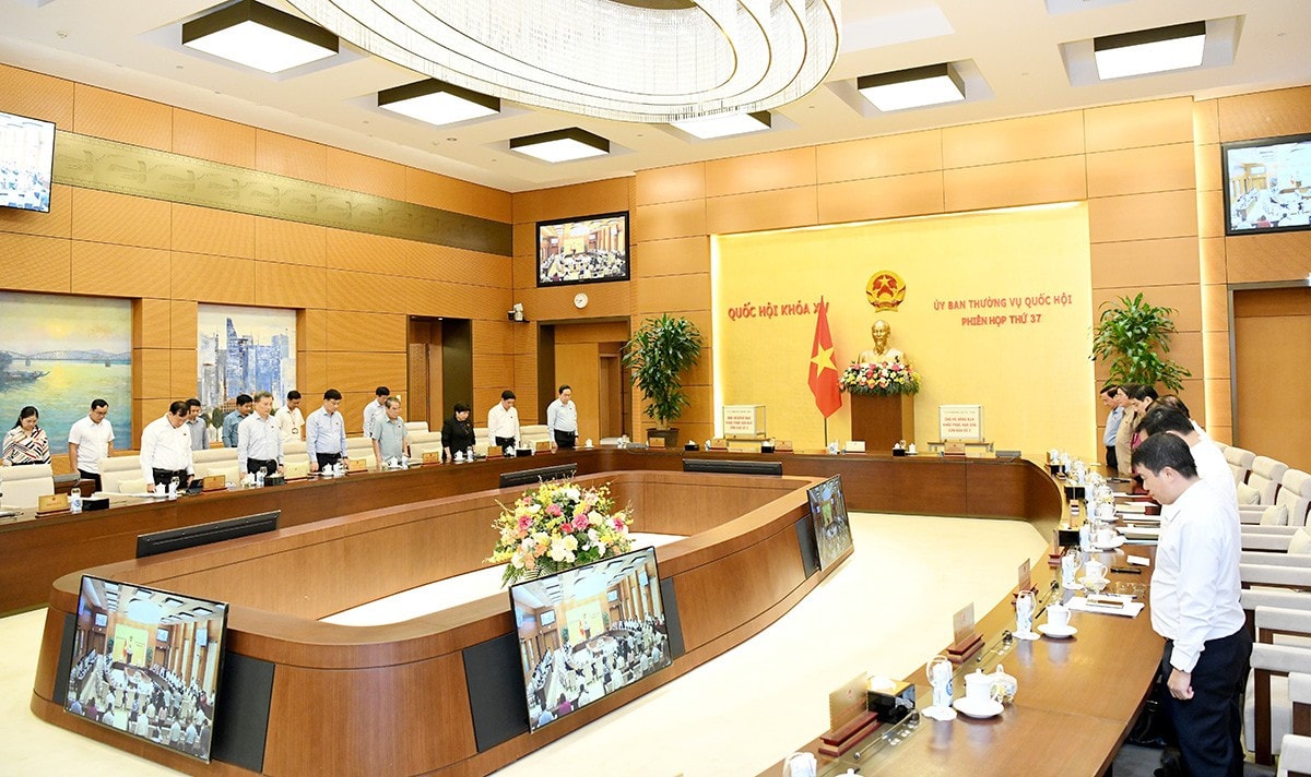 Các đại biểu dành 1 phút mặc niệm tưởng nhớ, chia buồn sâu sắc với gia đình các nạn nhân bị thiệt mạng, tri ân sự hi sinh của cán bộ chiến sĩ lực lượng vũ trang khi làm nhiệm vụ