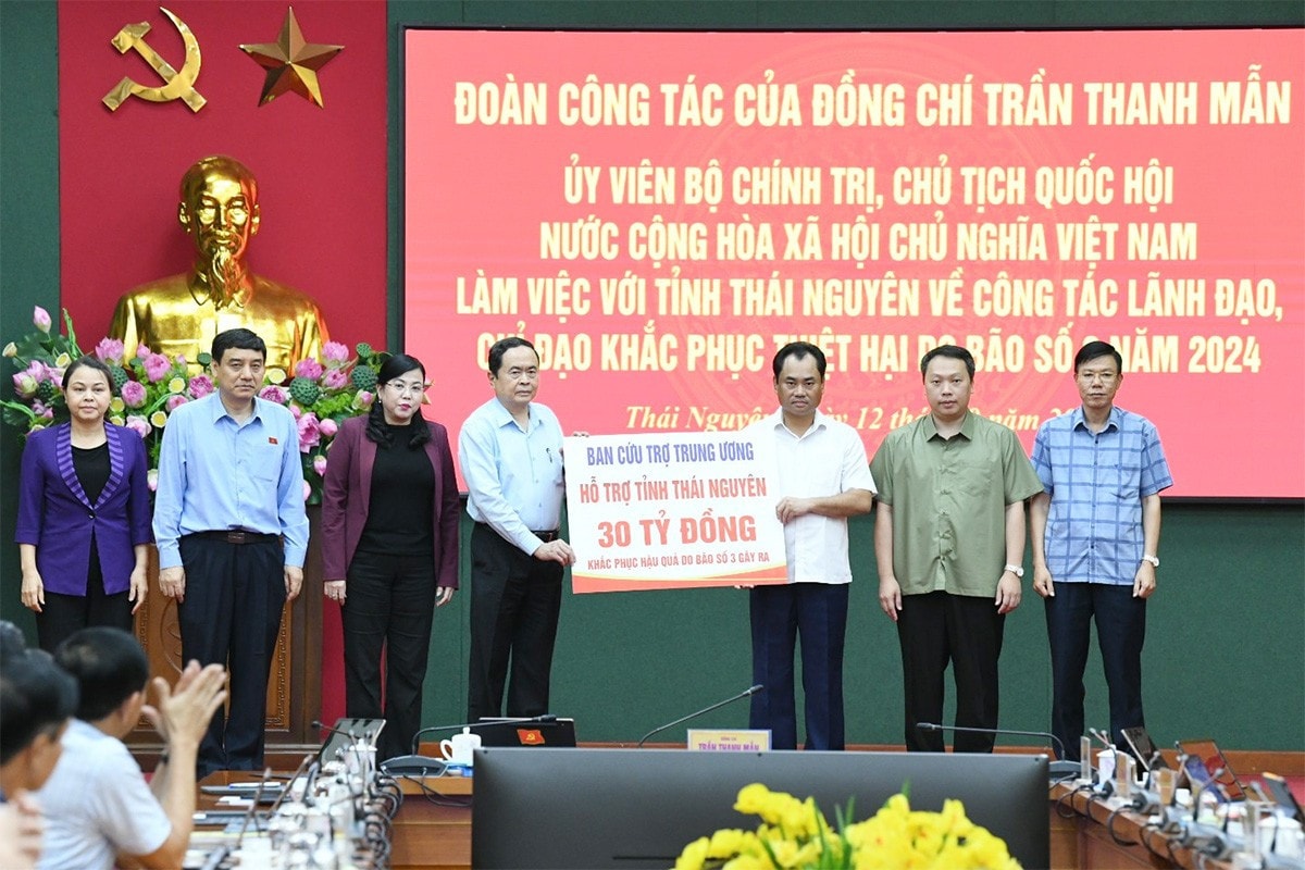 Chủ tịch Quốc hội Trần Thanh Mẫn trao 30 tỷ đồng của Ban Cứu trợ Trung ương cho tỉnh Thái Nguyên để hỗ trợ khắc phục hậu quả cơn bão số 3 và mưa lũ xảy ra trên địa bàn. Ảnh: Lâm Hiển