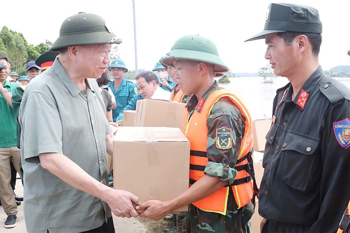 Tổng Bí thư, Chủ tịch nước Tô Lâm động viên, tặng quà lực lượng làm nhiệm vụ củng cố, khắc phục sự cố một số điểm xung yếu ở đê sông Lô, xã Trường Sinh, huyện Sơn Dương, tỉnh Tuyên Quang. Ảnh: Trí Dũng/TTXVN