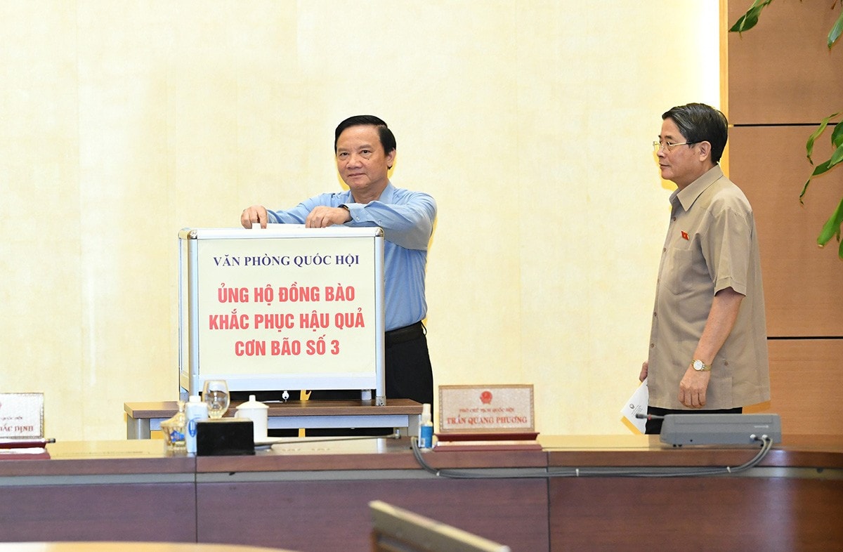Phó Chủ tịch Quốc hội Nguyễn Khắc Định quyên góp ủng hộ đồng bào khắc phục hậu quả cơn bão số 3 (Yagi)