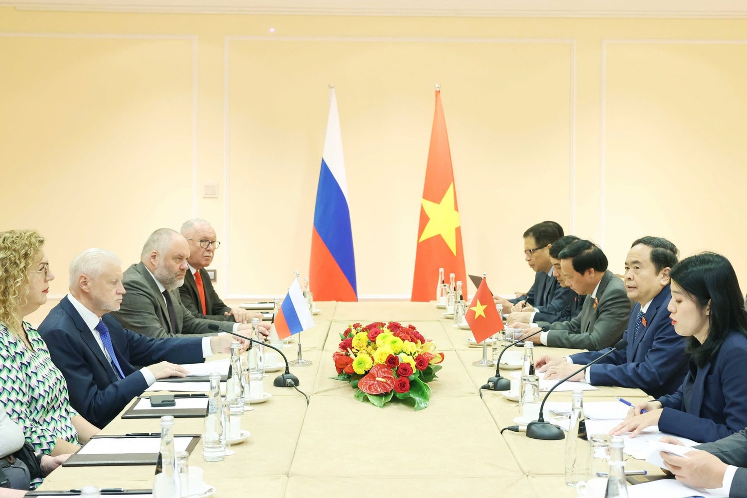 Chủ tịch Quốc hội Trần Thanh Mẫn tiếp Chủ tịch Đảng “Nước Nga công bằng – những người Nga yêu nước – vì sự thật”. Ảnh: Thống Nhất – TTXVN