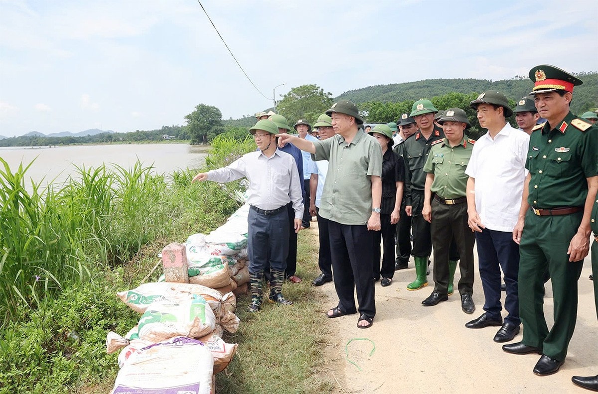 Tổng Bí thư, Chủ tịch nước Tô Lâm kiểm tra công tác củng cố, khắc phục sự cố một số điểm xung yếu ở đê sông Lô, xã Trường Sinh, huyện Sơn Dương, tỉnh Tuyên Quang. Ảnh: Trí Dũng/TTXVN