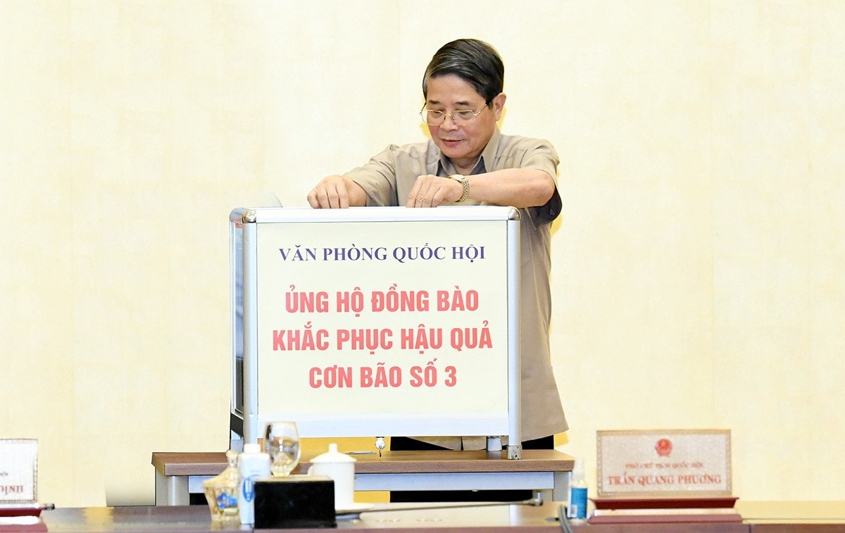 Phó Chủ tịch Quốc hội Nguyễn Đức Hải quyên góp ủng hộ đồng bào khắc phục hậu quả cơn bão số 3 (Yagi)