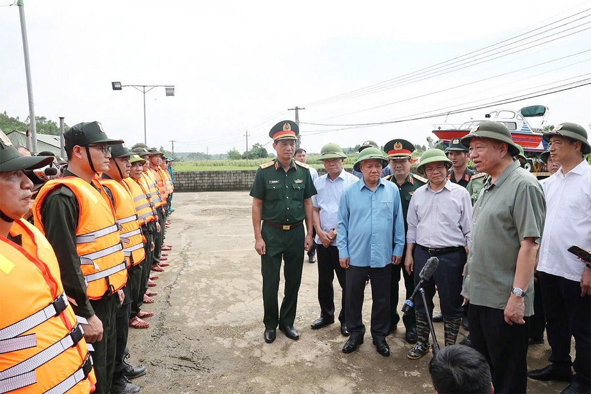 Tổng Bí thư, Chủ tịch nước Tô Lâm động viên lực lượng làm nhiệm vụ củng cố, khắc phục sự cố một số điểm xung yếu ở đê sông Lô, xã Trường Sinh, huyện Sơn Dương, tỉnh Tuyên Quang. Ảnh: Trí Dũng/TTXVN