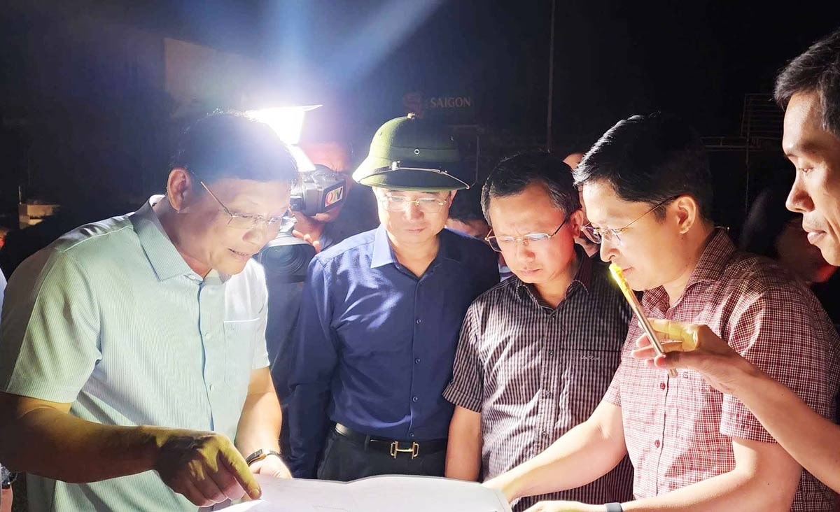 Lãnh đạo UBND tỉnh Quảng Ninh kiểm tra thực địa tại khu vực có nguy cơ sụt lún. Ảnh: Cổng TTĐT TP Cẩm Phả
