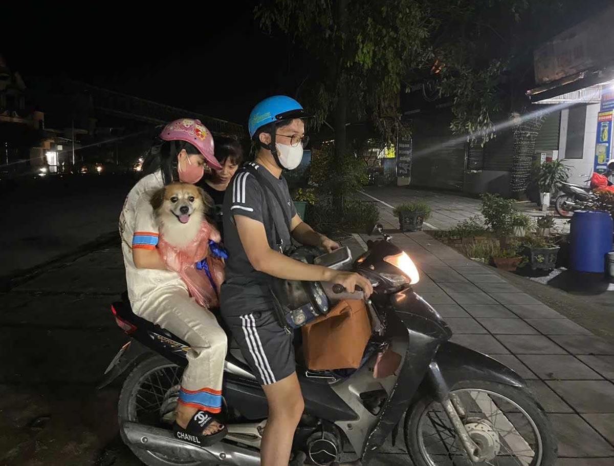 Người dân di chuyển ra khỏi nhà mang theo những vật dụng thiết yếu. Ảnh: Cổng TTĐT TP Cẩm Phả
