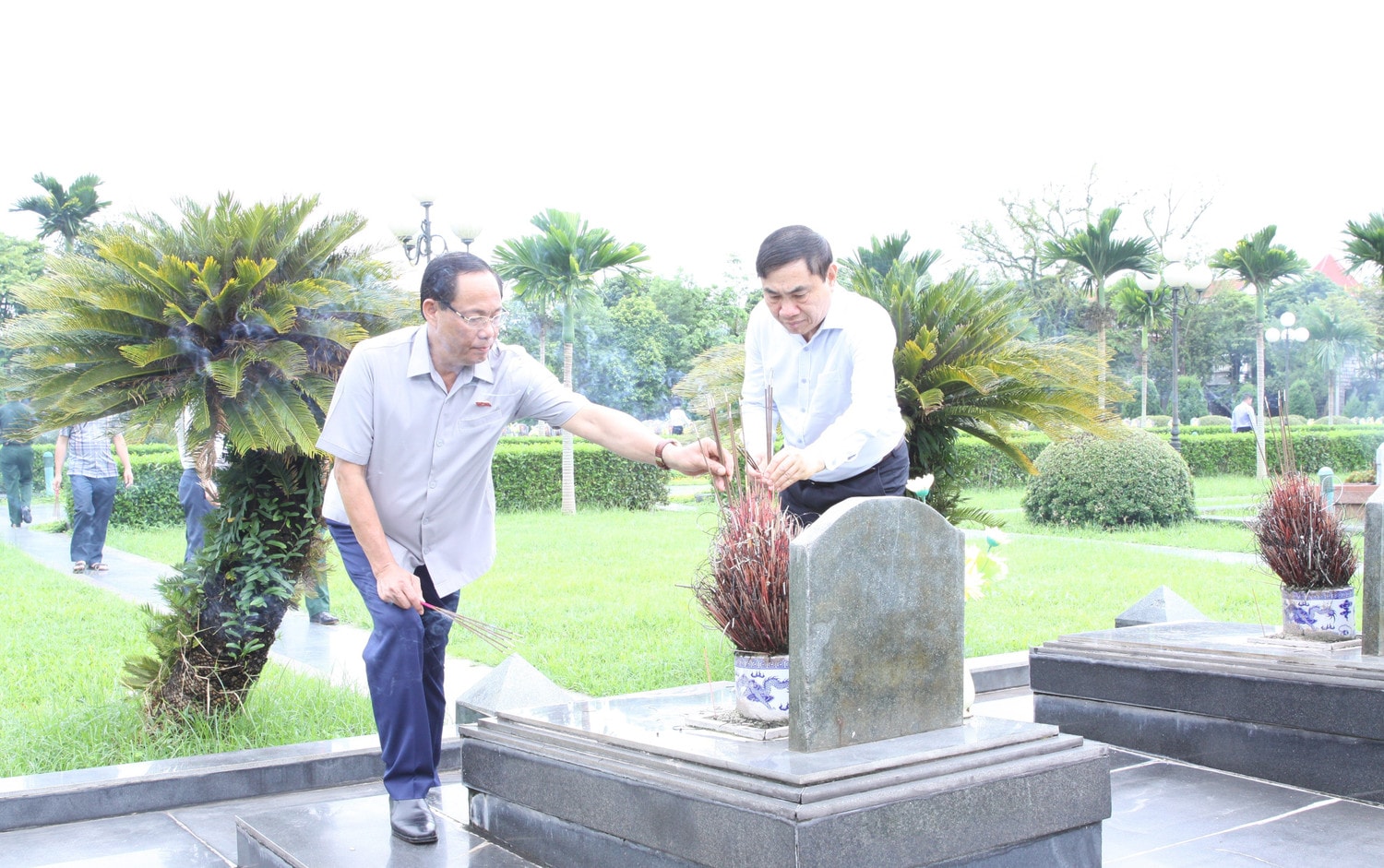 Phó Chủ tịch Quốc hội, Thượng tướng Trần Quang Phương và Bí thư Tỉnh ủy Điện Biên Trần Quốc Cường thắp hương cho các liệt sĩ tại Nghĩa trang Liệt sĩ A1, tỉnh Điện Biên