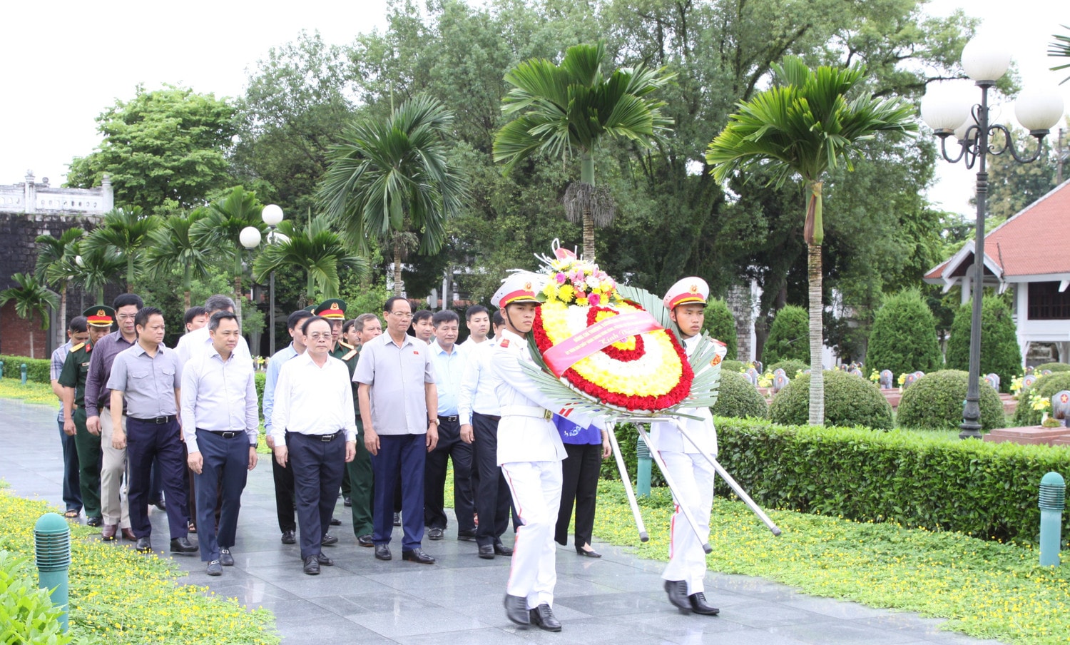 Phó Chủ tịch Quốc hội, Thượng tướng Trần Quang Phương và Đoàn công tác dâng hương, dâng hoa tại Nghĩa trang Liệt sĩ A1, tỉnh Điện Biên