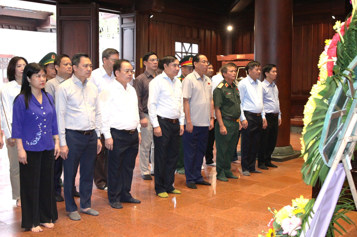 Phó Chủ tịch Quốc hội, Thượng tướng Trần Quang Phương và Đoàn công tác dâng hương, dâng hoa tại Đền thờ Liệt sĩ tại Chiến trường Điện Biên Phủ, tỉnh Điện Biên