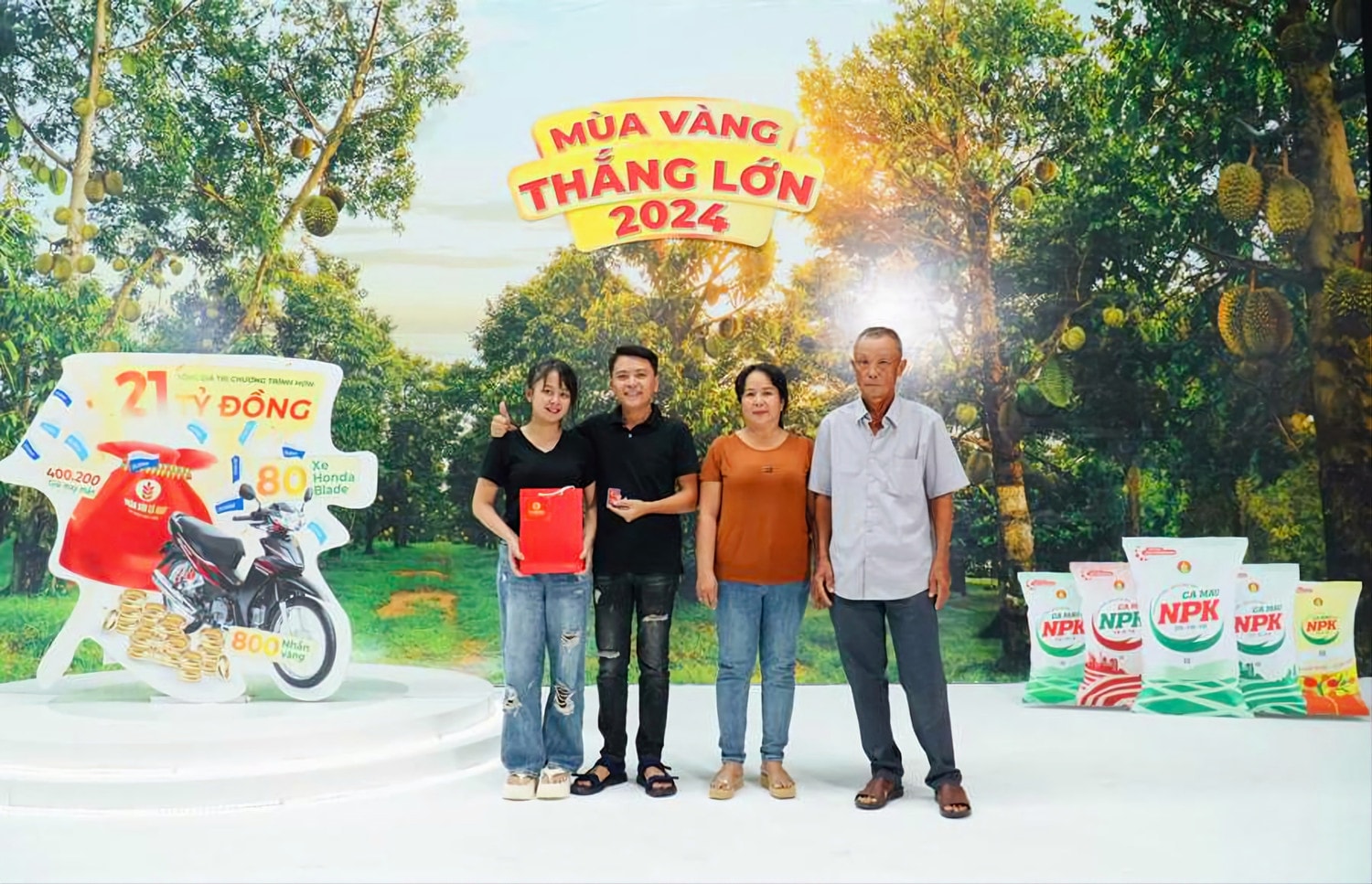 h3-anh-trinh-the-vinh-cung-gia-dinh-tai-buoi-ghi-hinh-livestream.jpg